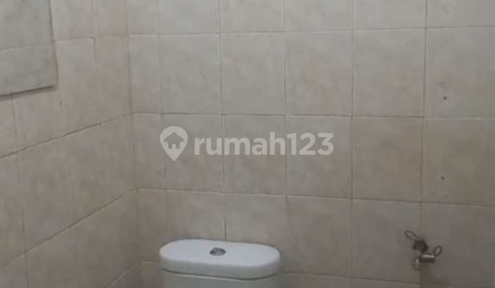 Park Residence, Taman Surya, West Jakarta. For Rent: 2-Story House, 5 Million Deposit, East Facing, 2-Car Road Row, 22,000W Electricity, WTP Water - 1st Floor. 2