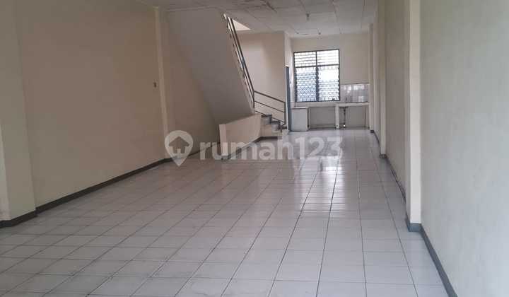 Jalan Peta Selatan, Dekat Citra 2, Kalideres, Jakarta Barat..Disewa Ruko 3 Lantai, Hadap Jalan, Minimal Sewa 2 Tahun, Parkir Luas.-Put