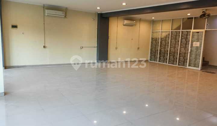 Daan Mogot Baru, West Jakarta.. For Rent: 3.5-Story Row House, Deposit 25M, East Facing, Newly Renovated and Painted, HGB-L1n. 2