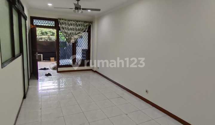 Taman Palem, Cengkareng, West Jakarta.. For Rent: House/Warehouse Neat 3 Floors, Minimum Lease 2 Years, Deposit 25 Million, North Facing, Wide Road Row, PLN 4400W, Air Conditioned, 2 Carports, 1 Storage, Suitable for Online Shop, SHM - Owner's Certificate.