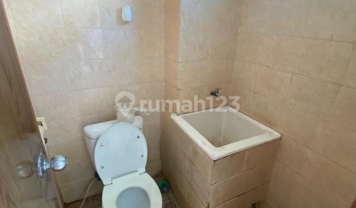 Taman Surya 5, West Jakarta.. Two-story shop house for rent, minimum lease 2 years, 10 million deposit, south-facing, 5500w electricity, WTP water. 2