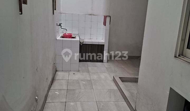 Citra 2, Kalideres, West Jakarta.. For Rent: New House Ready to Occupied 2.5 Floors, Very Nice, Has Mezzanine, Fully Furnished (New), 7700W Electricity, Piped Water, Has Water Heater.-N1t 2