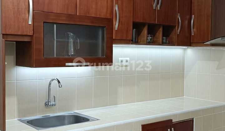 Taman Palem, Cengkareng, Jakbar..Disewa Rumah 2 LT, Minimal Sewa 2 Thn, Semi Furnish, Kitchen Set, Tempat Tidur, Rak, TV, AC, Mesin Cuci, Toren, Mesin Pompa, Depan Taman Luas, Row Jln 2 Mbl.-M31.l.r3f 1