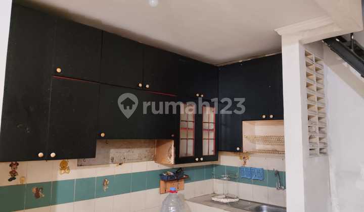 Citra 3, West Jakarta..For Rent 1.5-Story House, Minimum Lease 2 Years, Deposit 5 Million, Southeast Facing, 2.5-Car Street Row, PLN 2200W, Tap Water, Under Renovation (Bathroom, Paint, Etc.).-0Lf