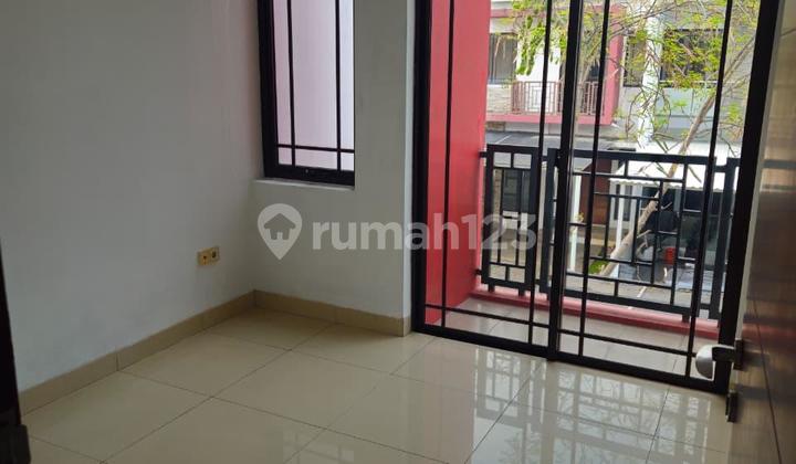 Asia Cluster, Green Lake, Tangerang.. For Rent 2-Story House, South Facing, Includes Sofa and Dining Table, 2 AC Units, 10 Million Deposit, Ready to Occupy, 2200w Electricity, WTP Water. 2