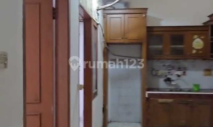 Palm Garden Block B, Cengkareng, West Jakarta.. For Rent: 2.5-Story House, 1-Year Lease Available, Neat and Move-In Ready, 1 Bedroom on Ground Floor, West Facing, 3500W Electricity, Piped Water Supply.-L3n.t 2