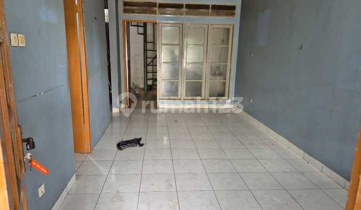 Taman Palem, Blok A Danamon, Jakbar..Disewa Rumah 2 Lt, Disewakan dgn Kondisi Apa Adanya Seperti di Foto, Row Jln 2 Mbl, Listrik 2200w, Token, Air PAM, Ada Line Telepon. 2