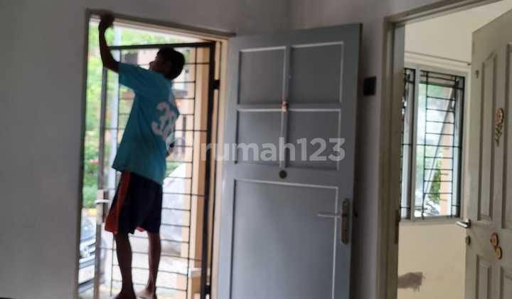 City Resort, Cengkareng, Jakbar..Disewa Town House, Lantai Dasar, Minimal Sewa 2 Thn, Deposit 3Jt, IPL -+300Rb, Ac 2, Kitchen Set, PLN 2200W, Air Pam.-M3yl 2