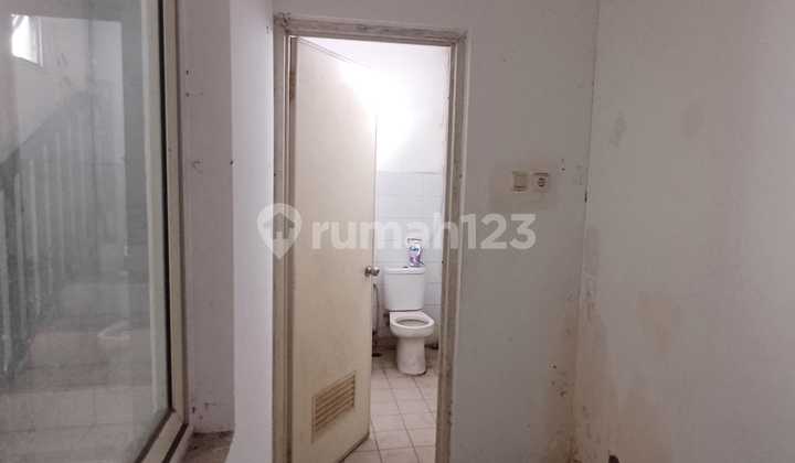 For Rent: 3-Story Shop House, WTP Water, Spacious Parking, 11000w Electricity at Ruko Citra 6, Tegal Alur, West Jakarta. 2