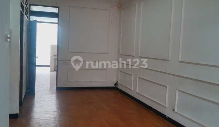 Kosambi Baru, Duri Kosambi, Cengkareng, West Jakarta.. For Rent: 1.5-Story House, 5 Million IDR Deposit, Available End of February 2026, Upper Floor Has Storage and Drying Area, 2200W Electricity, Piped Water.-L0r3n 2