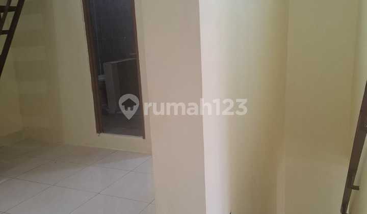 Taman Palem, Cengkareng, West Jakarta.. For Rent: 2.5-story house, Non-flooding block, 1st Floor: Living room..Toilet..Storage, 2nd Floor: Family room..2 Bedrooms..Toilet..Clean Kitchen, 3rd Floor: Dirty Kitchen and Laundry area.-Ready 2