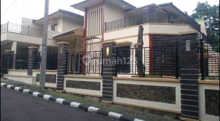 Rumah dijual 2 lantai luas dan besar di dalam komplek 1