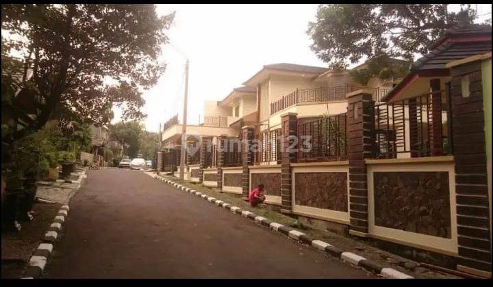 Rumah dijual 2 lantai luas dan besar di dalam komplek 2