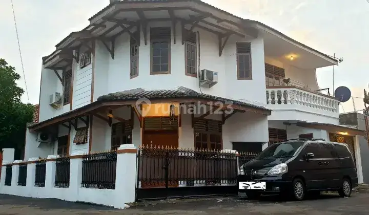 Rumah dijual 2Lantai di komplek perumahan Jatiwaringin Asri 2