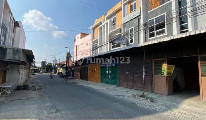 Ruko 3 lantai di Jl. Gereja simpang Bhayangkara. Akses strategis ke Cemara, Krakatau, Pancing, tol 1