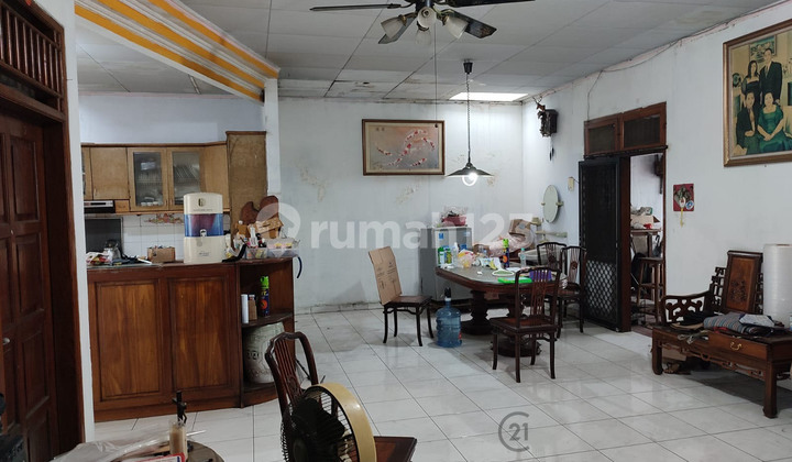 Dijual Rumah Besar di Hitung Tanah Daerah Kedoya Jalan Utama