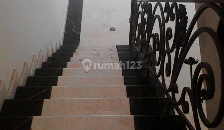 Dijual Rumah 2 Lantai Siap Huni 5 Kamar Tidur Besar Daerah Kemang 1