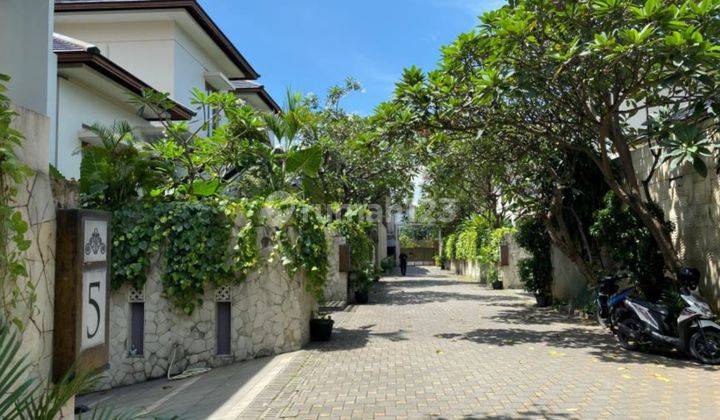 Dijual Rumah Dengan Kolam Renang Pribadi di The Villas Kemang 2