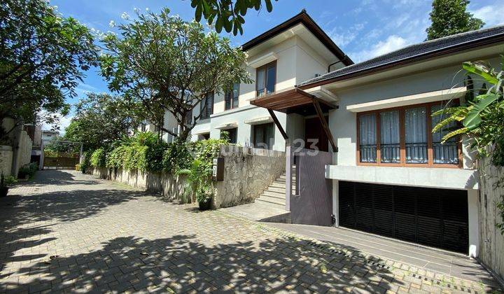 Dijual Rumah Dengan Kolam Renang Pribadi di The Villas Kemang 1