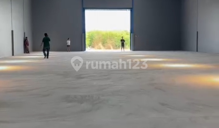 Ready-to-Occupy Warehouse for Rent in Banjardowo Genuk, Flood-Free, Strategic Location with Container Truck Access 2