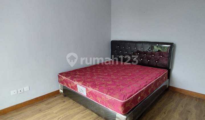 Fully Furnished House in BSB City Cluster Naraya Facing the Lake, Complete Facilities, Spacious Private Garden, Near Unika, Access to Krapyak Toll Road, Industrial Area 2