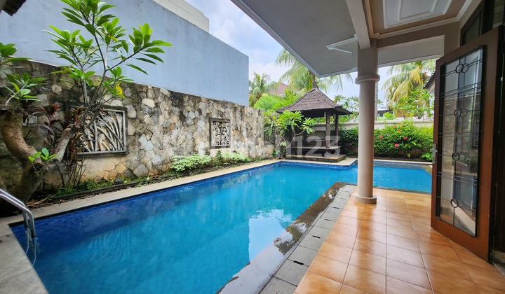 Dijual Rumah Luas dengan Private Pool Dalam Komplek di Bintaro
