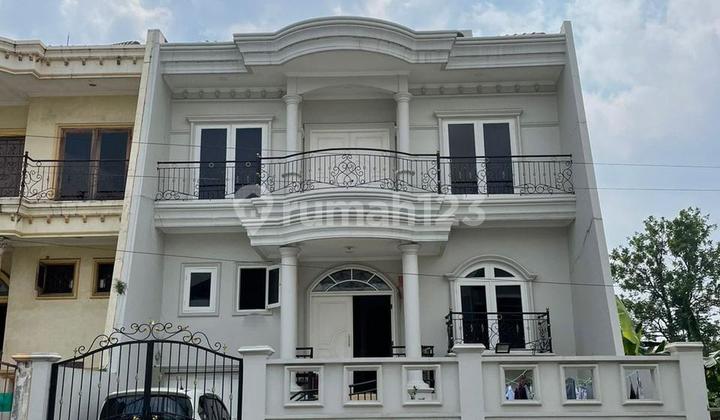 Two-Story House in a Strategic Location at Modernland, Tangerang City.