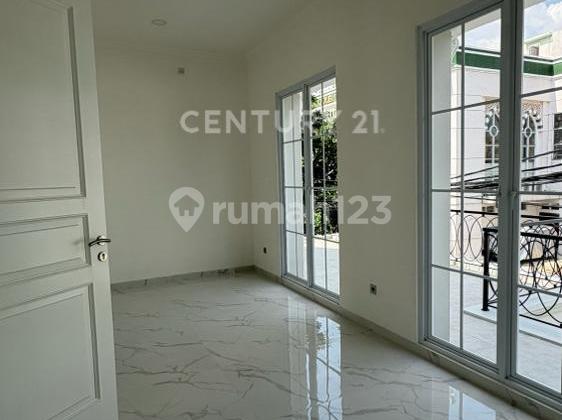 Rumah Mewah Classic Dilengkapi Dengan Swimming Pool di Sektor 9 Bintaro 2