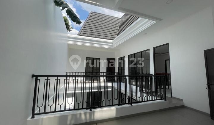 Rumah Mewah Dengan Swimming Pool di Sektor 9 Bintaro 2