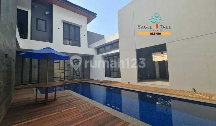 Rumah jual cepat 2 lantai ada privet pool siap huni 