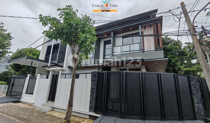 Nice 2-Story House Corner Position in Front of the Park