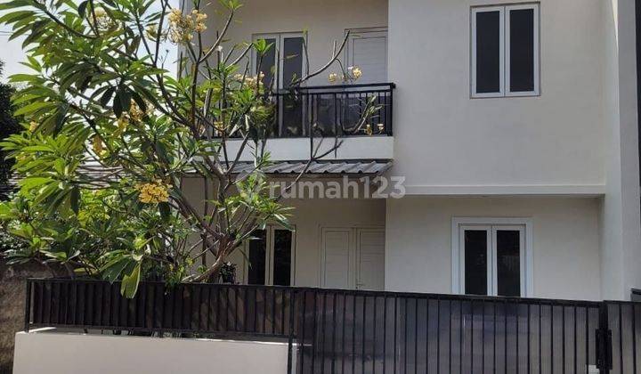 Rumah 2 Lantai Rapi Dalam Komplek 5 Menit ke Gerbang Toll 1