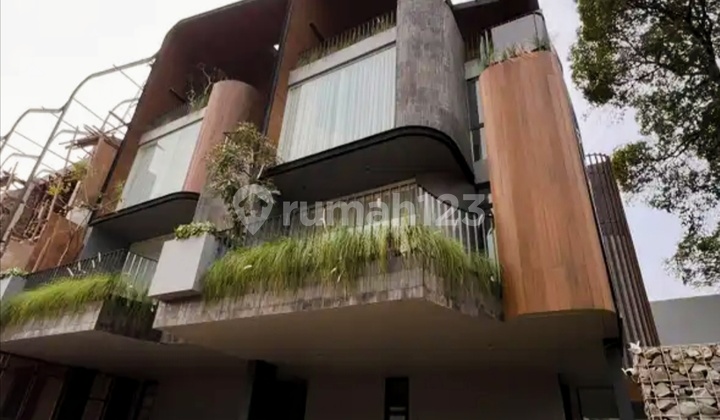 Rumah Brandnew 3 Lantai Siap Huni di Kemang Jakarta Selatan Rumah Brandnew 3 Lantai Siap Huni di Kemang Jakarta Selatan