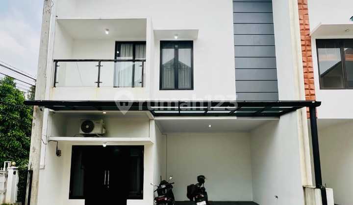 2.5-Story House Modern Design Prime Location in Cilandak