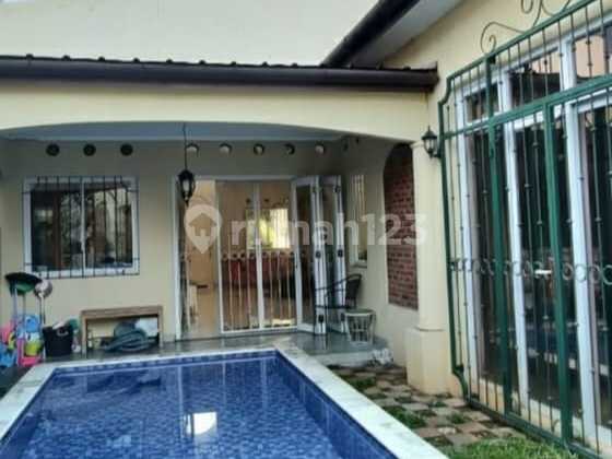 Rumah Homey dengan Private Pool Lokasi Sektor 9 Bintaro