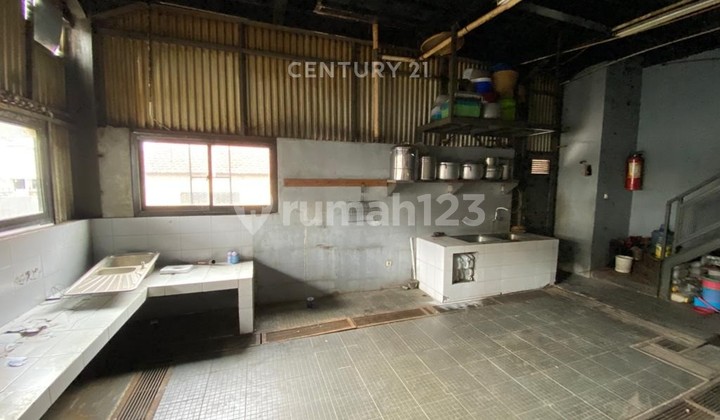 Building 3, Ground Floor Can Be Used For 5 Shop Houses in a Strategic Location in Regol, Bandung