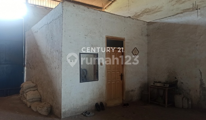 Ready-to-Use Warehouse with a Strategic Location in Cibolerang, Bandung Ready-to-Use Warehouse with a Strategic Location in Cibolerang, Bandung