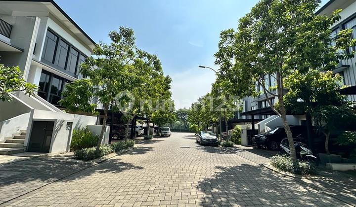 Selling Luxury Semi-Furnished House with Private Pool in Navapark BSD.