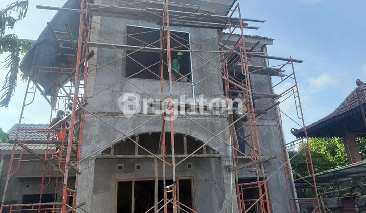 Rumah Mewah Proses Finishing Pinggir jalan Aspal  