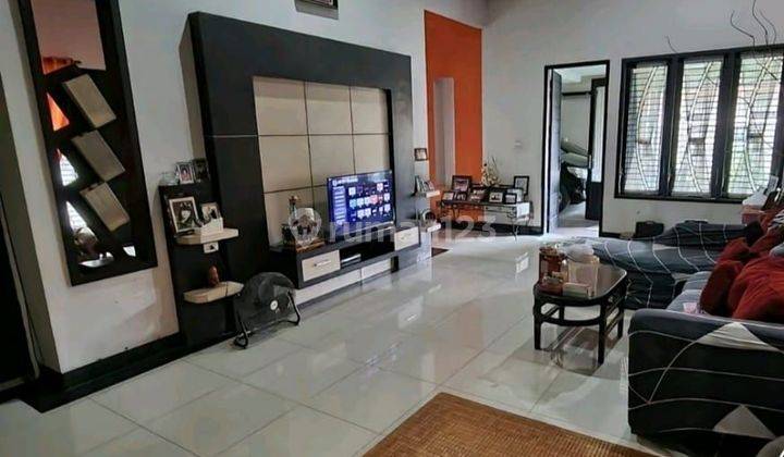 Villa Vintage Lahan Yang Cukup Luas  Full Prabot 2