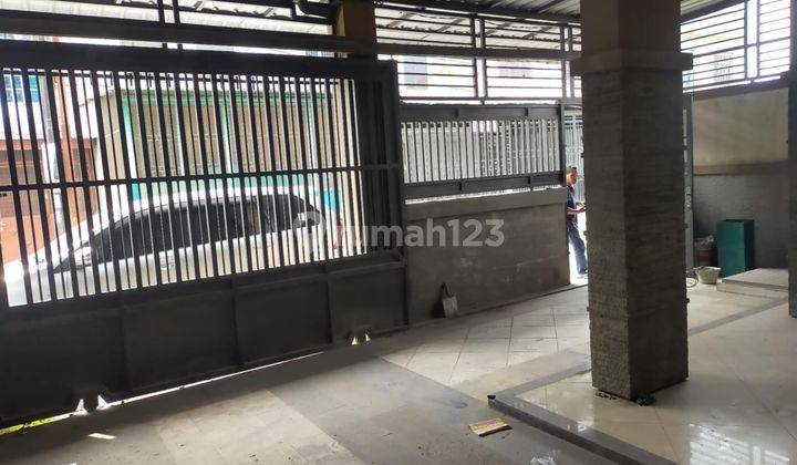 Rumah 3 Lantai Yang Sangat Mewah Dekat Kota Hadap Timur 2