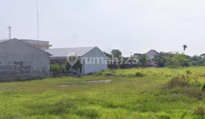 Flat Land Along the Edge of Lau Dendang Regional Road. Flat Land Along the Edge of Lau Dendang Regional Road.