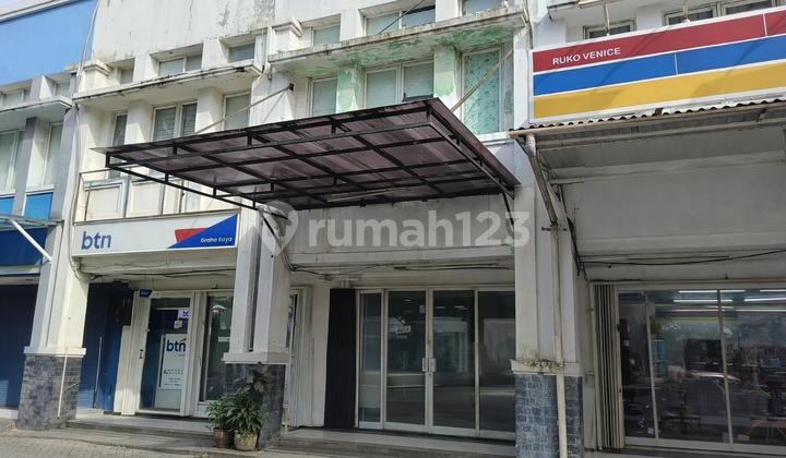 For Sale: 2.5-Story Shop House on Jalan Raya Boulevard Graha Raya Bintaro, Flood-Free