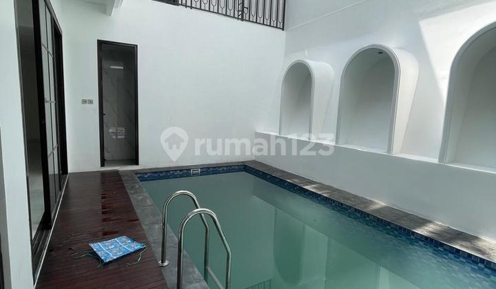 Luxury House With Swimming Pool in Sector 9 Bintaro 2