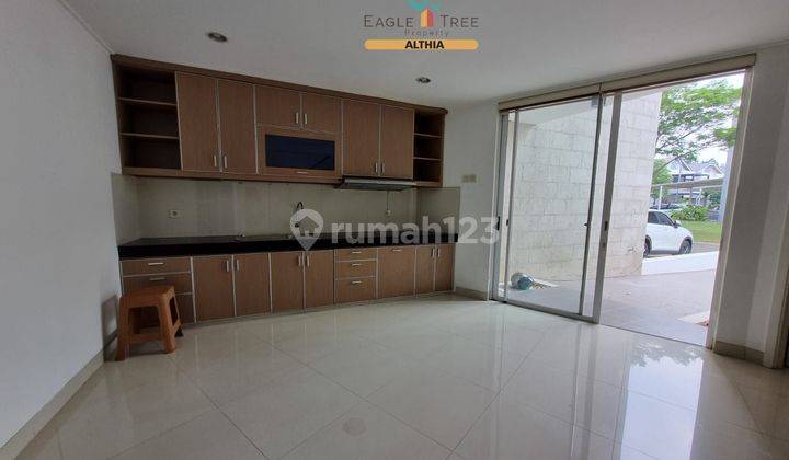 Rumah Disewakan 3 Lantai Bagus Semi Furnished  2