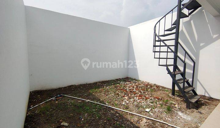 Rumah 2 Lantai Bagus Unfurnished SHM di Taman Kopo Indah V Sherwood , Bandung 2