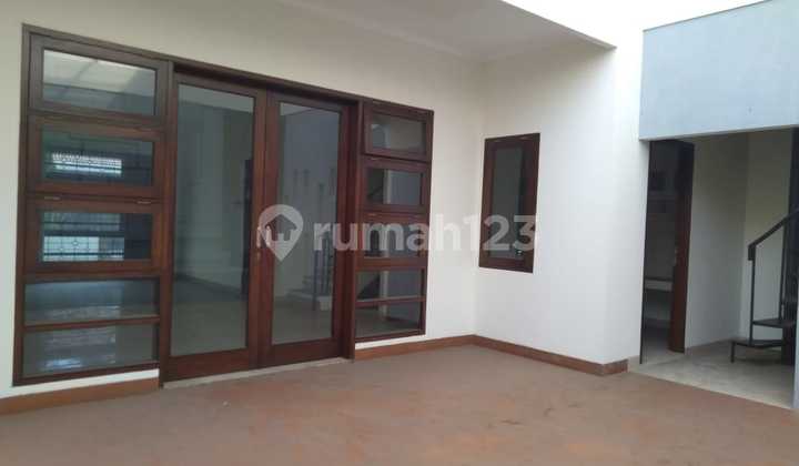 Rumah 2 Lantai Bagus Unfurnished SHM di Singgasana Pradana , Bandung 2