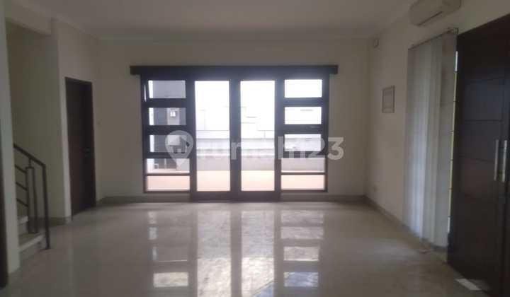 Rumah 2 Lantai Bagus Unfurnished SHM di Singgasana Pradana , Bandung Rumah 2 Lantai Bagus Unfurnished SHM di Singgasana Pradana , Bandung