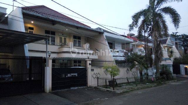 Rumah hadap Timur 2 Lantai SHM Terawat di Green Garden Jakarta Barat  1