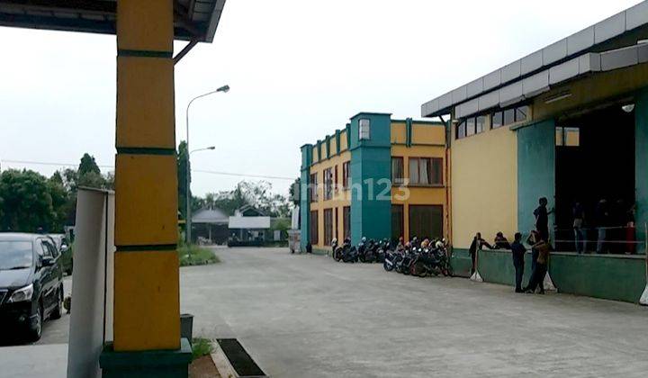 Pabrik Penggilingan Padi Beras Modern, di Karawang Timur.  2